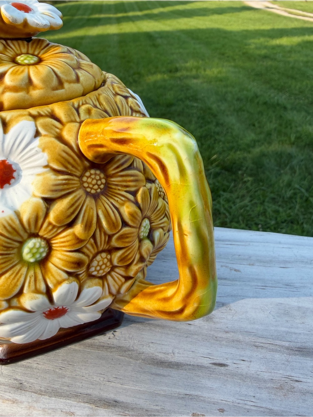 Vintage Fred Roberts Gold & White Daisy Ceramic Teapot W/Lid. 6.5"H 1960-70s - Picture 5 of 12